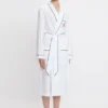 Bata de pijama con ribetes en blanco Bata de pijama con ribetes en blanco