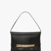 Bolso tipo riñonera con cadena en piel negra Bolso tipo riñonera con cadena en piel negra