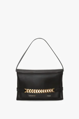 Bolso tipo riñonera con cadena en piel negra