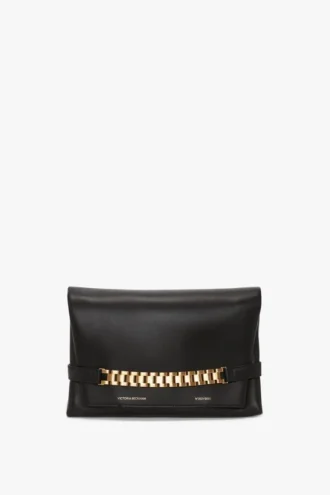 Bolso tipo riñonera con cadena en piel negra