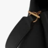Bolso tipo riñonera con cadena en piel negra Bolso tipo riñonera con cadena en piel negra