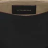 Bolso tipo riñonera con cadena en piel negra Bolso tipo riñonera con cadena en piel negra