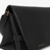 Bolso tipo riñonera con cadena en piel negra Bolso tipo riñonera con cadena en piel negra