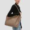 Bolso tote The Victoria en piel gris paloma Bolso tote The Victoria en piel gris paloma