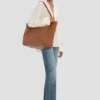 Bolso tote The Victoria grande en piel color tostado Bolso tote The Victoria grande en piel color tostado