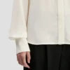 Camisa con detalle de peto en color marfil Camisa con detalle de peto en color marfil