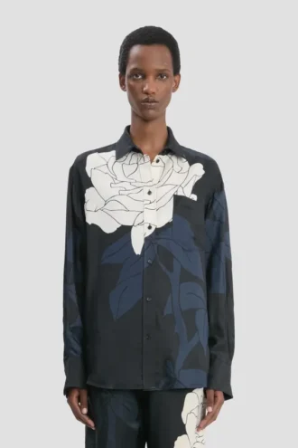 Camisa tipo pijama con estampado floral en azul marino oscuro