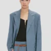 Chaqueta con solapa en V en azul nube Chaqueta con solapa en V en azul nube