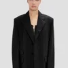 Chaqueta con solapas en V en negro Chaqueta con solapas en V en negro