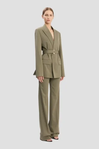 Chaqueta entallada con cinturón en color salvia jaspeado