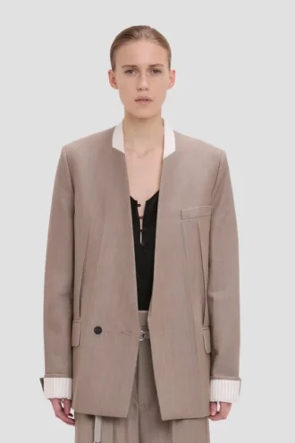 Chaqueta sin cuello en color piedra caliza