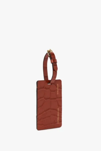 Etiqueta para equipaje en piel con relieve de cocodrilo en rojo ladrillo