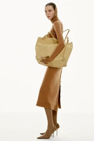 Falda midi con botones en color camel