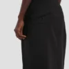 Falda midi entallada en negro Falda midi entallada en negro