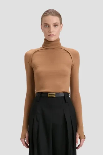 Jersey de cuello alto en color camel oscuro