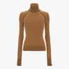 Jersey de cuello alto en color camel oscuro Jersey de cuello alto en color camel oscuro
