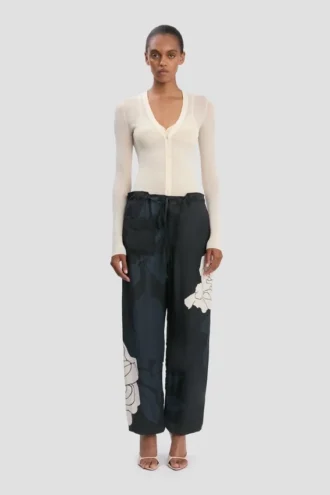 Pantalón cargo con estampado floral en azul marino oscuro