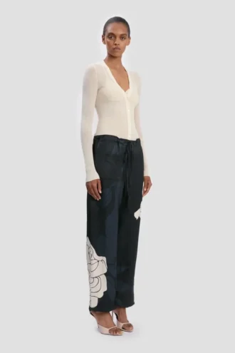 Pantalón cargo con estampado floral en azul marino oscuro
