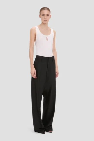 Pantalón de corte acampanado en negro