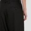 Pantalón de corte acampanado en negro Pantalón de corte acampanado en negro