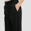 Pantalón de corte recto entallado en negro Pantalón de corte recto entallado en negro