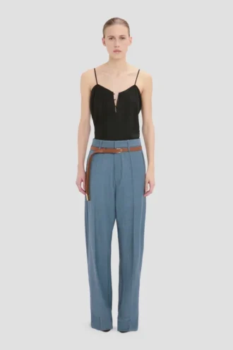 pantaln de pierna curvada en azul nube 1 330x495 - Pantal&oacute;n de pierna curvada en azul nube