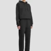 Sudadera con capucha y logotipo bordado en negro Sudadera con capucha y logotipo bordado en negro