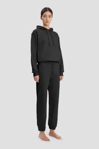 Sudadera con capucha y logotipo bordado en negro Sudadera con capucha y logotipo bordado en negro