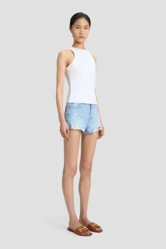 Pantalones cortos desgastados en azul claro