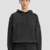 Sudadera con capucha y logotipo bordado en negro Sudadera con capucha y logotipo bordado en negro