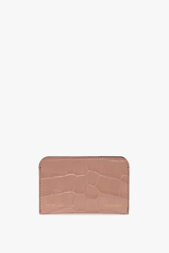 Tarjetero tipo sobre en piel con relieve de cocodrilo en rosa palo Tarjetero tipo sobre en piel con relieve de cocodrilo en rosa palo