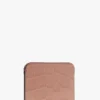 Tarjetero tipo sobre en piel con relieve de cocodrilo en rosa palo Tarjetero tipo sobre en piel con relieve de cocodrilo en rosa palo