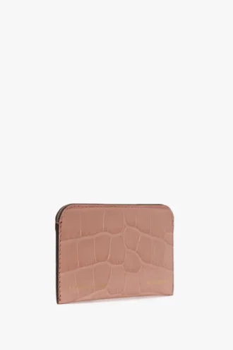 Tarjetero tipo sobre en piel con relieve de cocodrilo en rosa palo Tarjetero tipo sobre en piel con relieve de cocodrilo en rosa palo