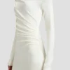 Vestido con hombros descubiertos en color marfil Vestido con hombros descubiertos en color marfil