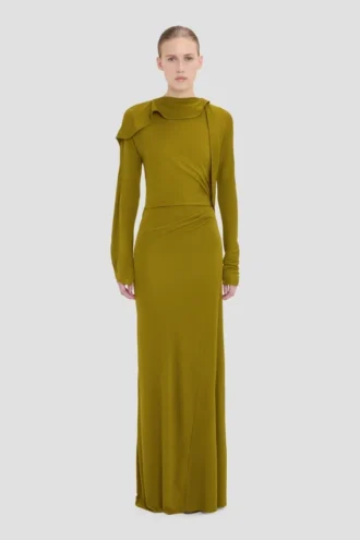 Vestido drapeado de cuello cerrado en color musgo