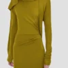 Vestido drapeado de cuello cerrado en color musgo