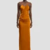 Vestido largo con tirantes drapeados en color bronce