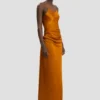 Vestido largo con tirantes drapeados en color bronce