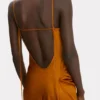 Vestido largo con tirantes drapeados en color bronce