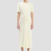 Vestido midi Bela en marfil brillante Vestido midi Bela en marfil brillante