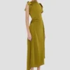 Vestido midi drapeado en color musgo Vestido midi drapeado en color musgo