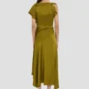Vestido midi drapeado en color musgo Vestido midi drapeado en color musgo